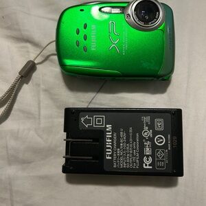 Fujifilm FinePix X Series XP10 / XP11 12.2MP Digital Camera - Green